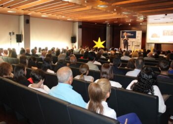 Cerca de 200 personas asisten a la charla-coloquio de Arturo Bris sobre competitividad y productividad en Guadalajara