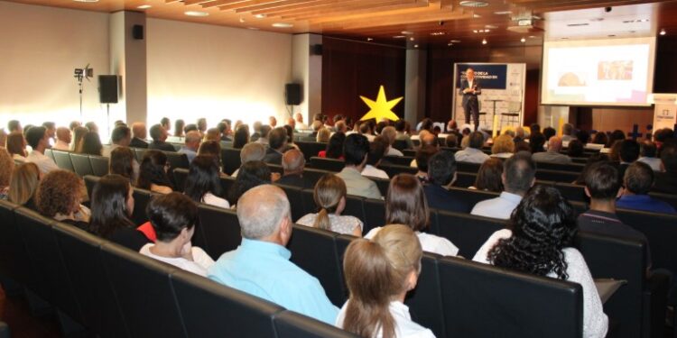 Cerca de 200 personas asisten a la charla-coloquio de Arturo Bris sobre competitividad y productividad en Guadalajara