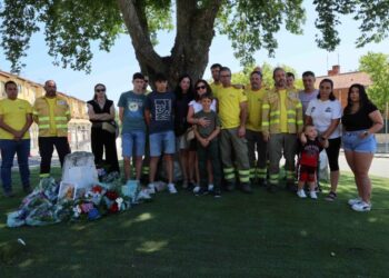 Veinte años después del incendio de La Riba de Saelices, Cogolludo honra a los 11 héroes del retén