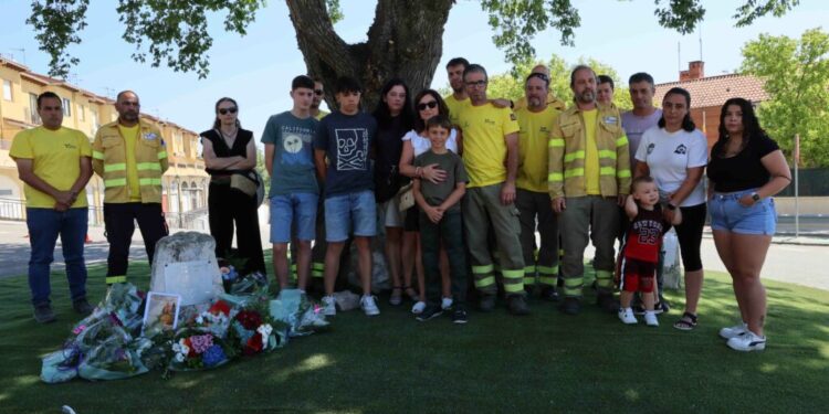Veinte años después del incendio de La Riba de Saelices, Cogolludo honra a los 11 héroes del retén