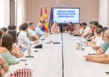 La alcaldesa de Guadalajara firma convenios con las peñas para las Ferias y Fiestas 2025