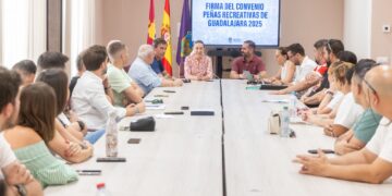 La alcaldesa de Guadalajara firma convenios con las peñas para las Ferias y Fiestas 2025