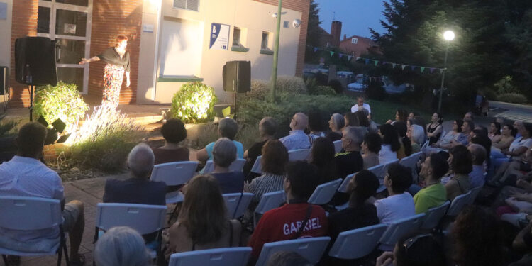 Cuentacuentos para adultos en Cabanillas del Campo: Luisa Borreguero inaugura los Cuentos Golfos 2025 con lleno total