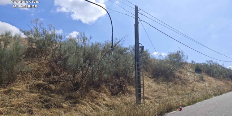 El Casar: dos hombres capturados mientras sustraían cable del tendido telefónico haciéndose pasar por operarios