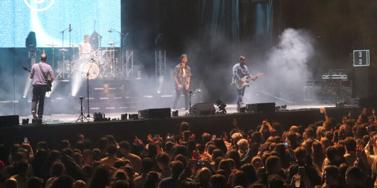 Efecto Pasillo en Cabanillas: un concierto lleno de alegría que calentó la noche más fresca de las Fiestas 2025