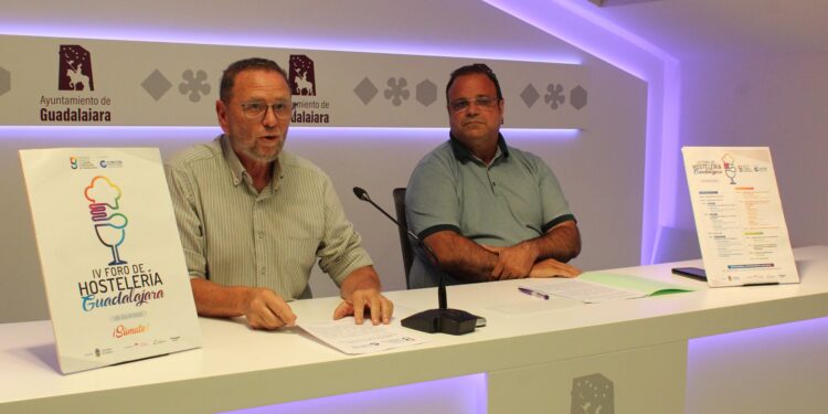 En el acto han participado el presidente de la federación de hostelería, Juan Luis Pajares; el concejal de Turismo, Víctor Morejón y el secretario general de CEOE en Guadalajara, Javier Arriola