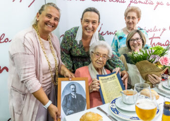 El Ayuntamiento de Guadalajara homenajea a Ana María Atares Soriano por su centenario y legado social