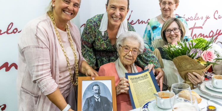 El Ayuntamiento de Guadalajara homenajea a Ana María Atares Soriano por su centenario y legado social