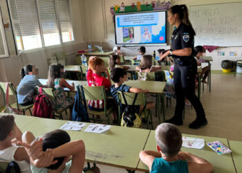 La Policía Local de Cabanillas enseña a los niños del Campamento Urbano de Verano cómo prevenir accidentes acuáticos y actuar en caso de emergencia