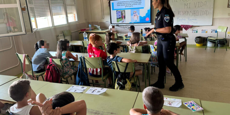 La Policía Local de Cabanillas enseña a los niños del Campamento Urbano de Verano cómo prevenir accidentes acuáticos y actuar en caso de emergencia