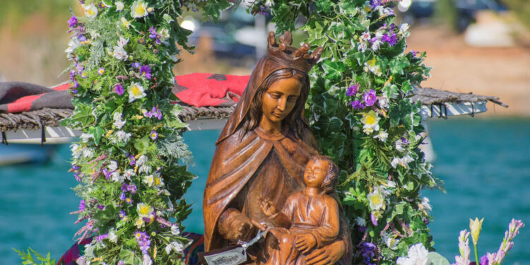 La “Procesión Marinera en el embalse de Entrepeñas” reúne a 500 personas en Pareja (Guadalajara)