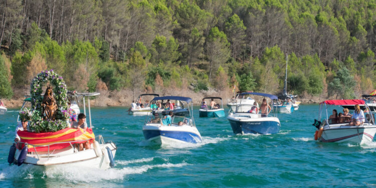 La tradicional Procesión Marinera en Honor a la Virgen del Carmen reúne a 500 personas en el embalse de Entrepeñas