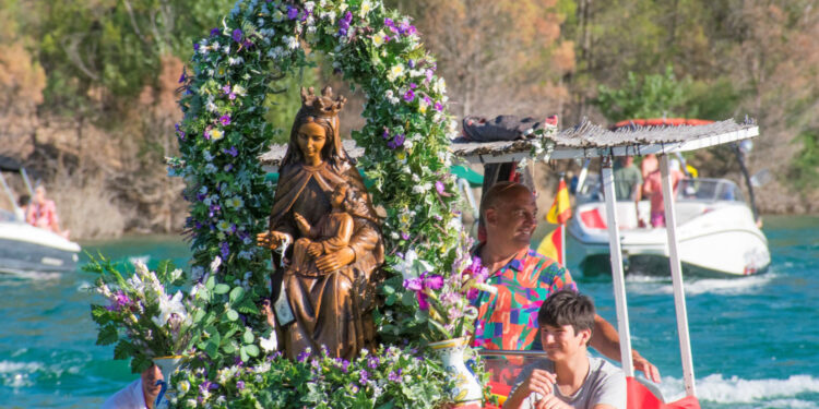 La “Procesión Marinera en el embalse de Entrepeñas” reúne a 500 personas en Pareja (Guadalajara)