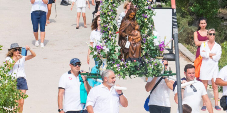 La tradicional Procesión Marinera en Honor a la Virgen del Carmen reúne a 500 personas en el embalse de Entrepeñas