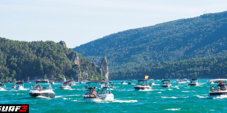 La tradicional Procesión Marinera en Honor a la Virgen del Carmen reúne a 500 personas en el embalse de Entrepeñas