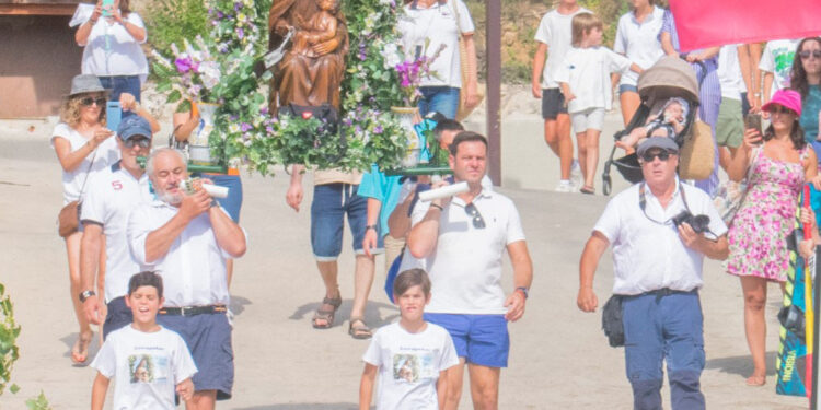 La tradicional Procesión Marinera en Honor a la Virgen del Carmen reúne a 500 personas en el embalse de Entrepeñas
