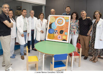 El Aula Hospitalaria de Guadalajara atiende a casi 300 alumnos y dona una nueva obra al ‘Museo de la Pecera’ en Traumatología