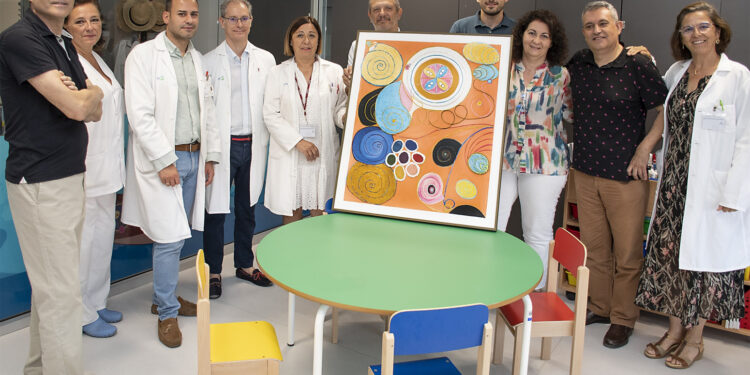 El Aula Hospitalaria de Guadalajara atiende a casi 300 alumnos y dona una nueva obra al ‘Museo de la Pecera’ en Traumatología