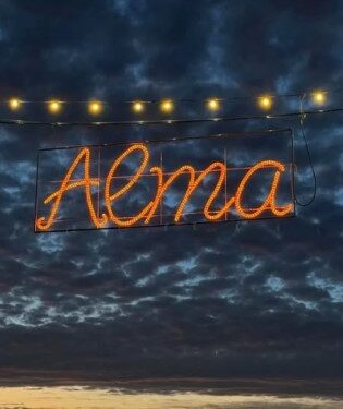 India Martínez emociona en el Alma Music Festival de Almadrones bajo la luna llena y entre campos de lavanda