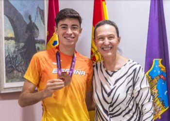 La alcaldesa de Guadalajara recibe a Jaime Migallón tras su bronce en el Europeo de atletismo en Bergen