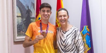 La alcaldesa de Guadalajara recibe a Jaime Migallón tras su bronce en el Europeo de atletismo en Bergen
