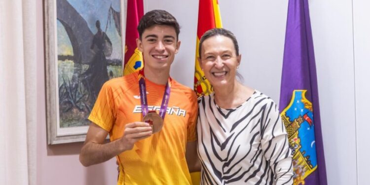 La alcaldesa de Guadalajara recibe a Jaime Migallón tras su bronce en el Europeo de atletismo en Bergen