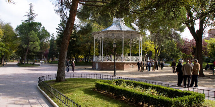 Guadalajara cierra parques, piscina y zoo por aviso amarillo de AEMET por tormentas y viento