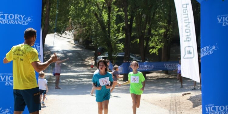 Más de 40 jóvenes participan en el Triatlón Infantil de Espinosa de Henares
