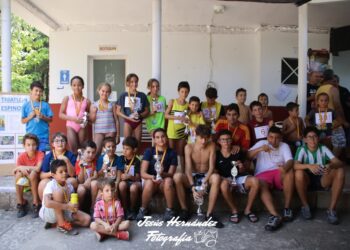 Más de 40 jóvenes participan en el Triatlón Infantil de Espinosa de Henares