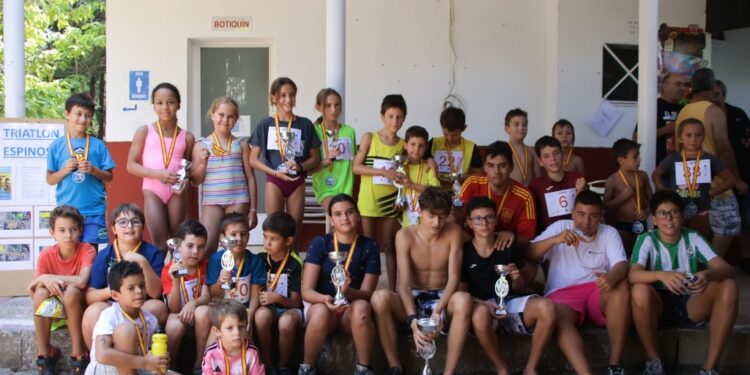 Más de 40 jóvenes participan en el Triatlón Infantil de Espinosa de Henares