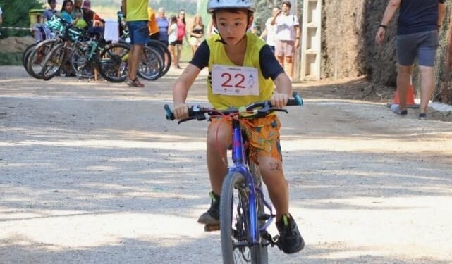 Más de 40 jóvenes participan en el Triatlón Infantil de Espinosa de Henares