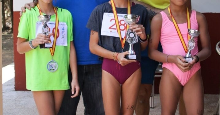 Más de 40 jóvenes participan en el Triatlón Infantil de Espinosa de Henares
