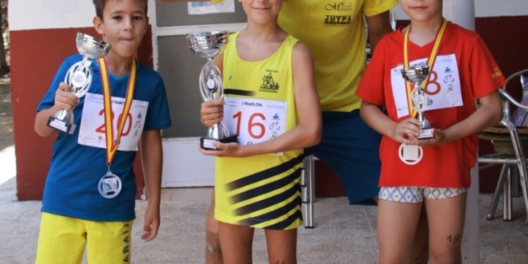 Más de 40 jóvenes participan en el Triatlón Infantil de Espinosa de Henares