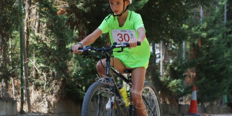 Más de 40 jóvenes participan en el Triatlón Infantil de Espinosa de Henares