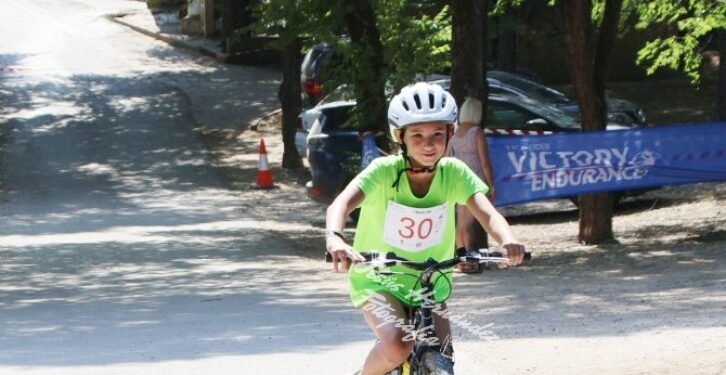 Más de 40 jóvenes participan en el Triatlón Infantil de Espinosa de Henares