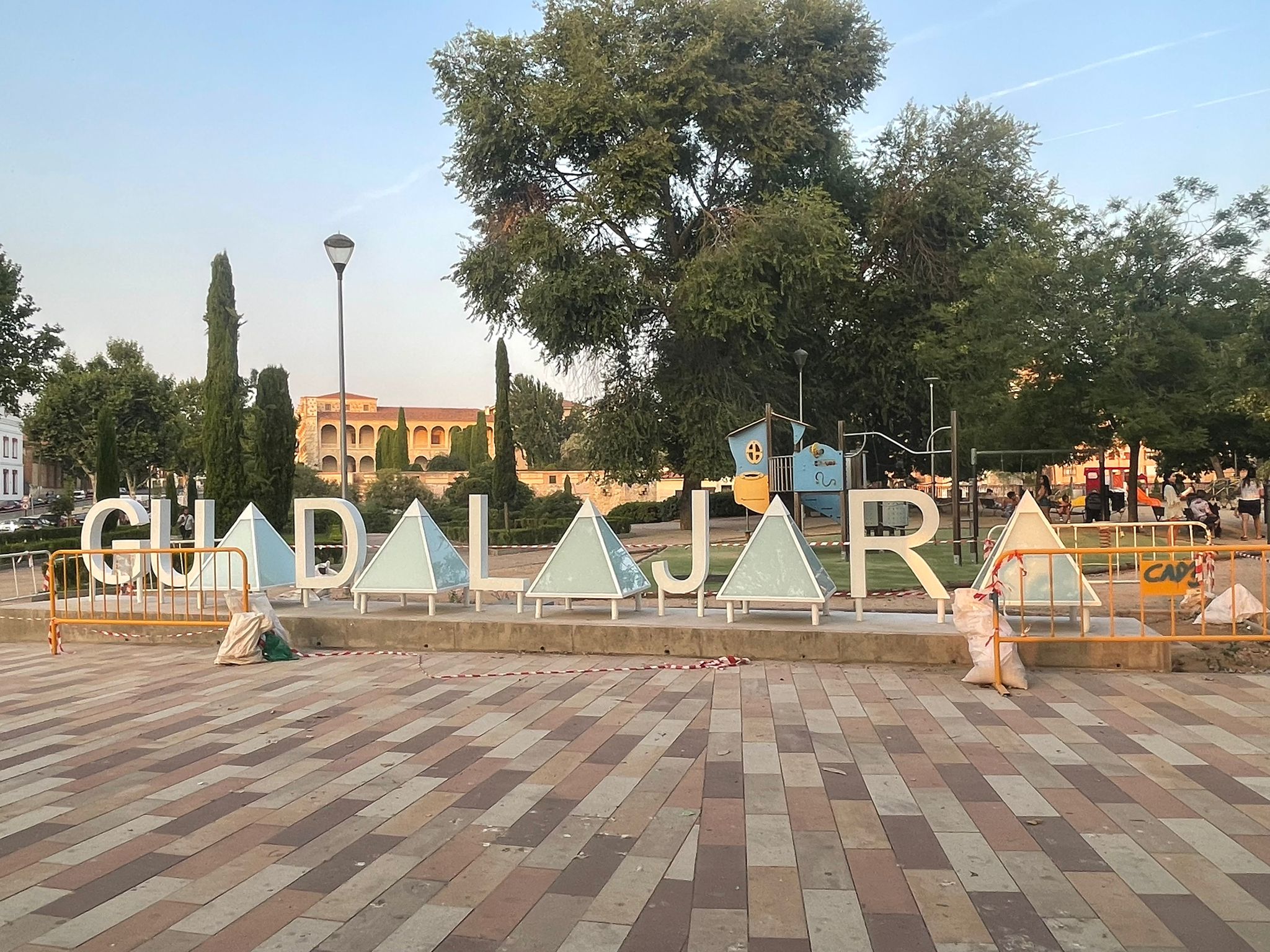 Glorieta de la Aviación Militar Española, junto al Palacio del Infantado