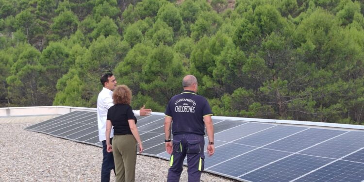 Chiloeches instala placas solares en el colegio José Inglés para reducir consumo y apostar por la sostenibilidad