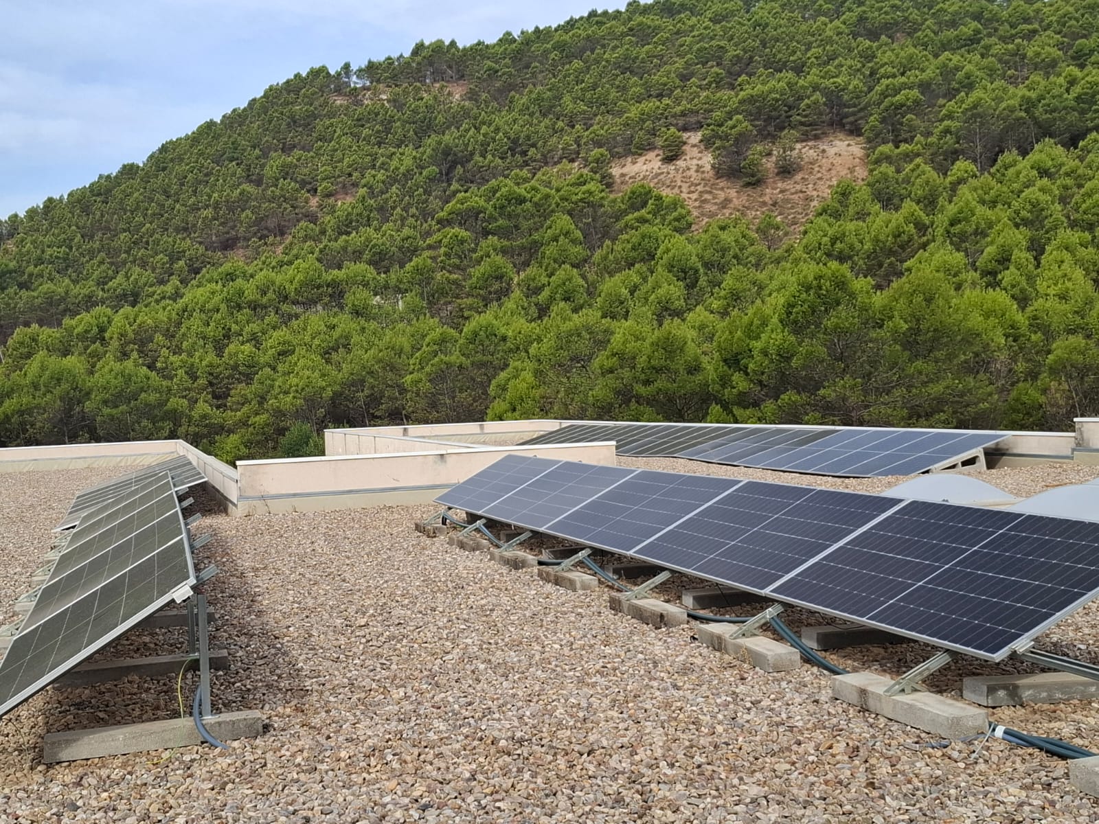 Chiloeches instala placas solares en el colegio José Inglés para reducir consumo y apostar por la sostenibilidad