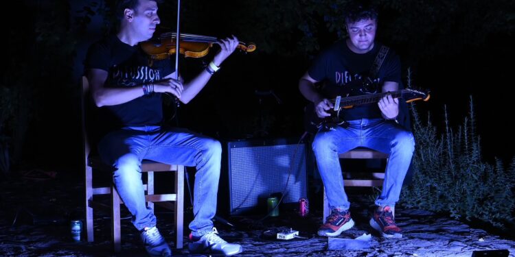 Di-Fussion deslumbra en Checa Ilumina 2025: música, velas y magia en la Sierra de Guadalajara