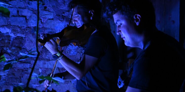 Di-Fussion deslumbra en Checa Ilumina 2025: música, velas y magia en la Sierra de Guadalajara