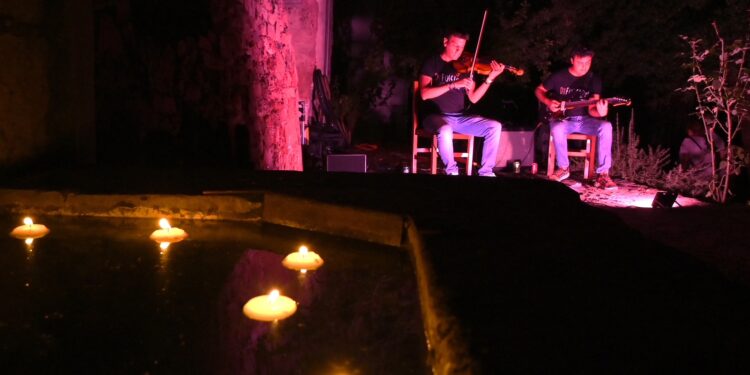 Di-Fussion deslumbra en Checa Ilumina 2025: música, velas y magia en la Sierra de Guadalajara