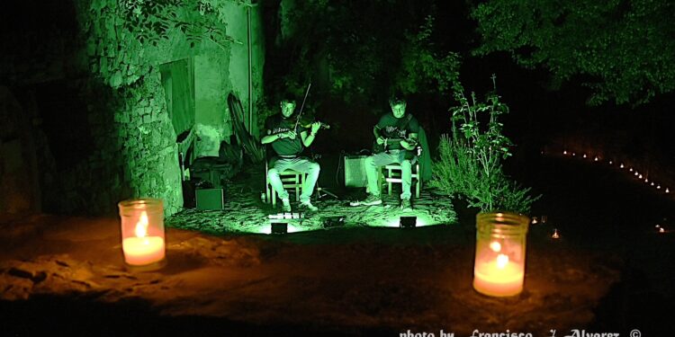 Di-Fussion deslumbra en Checa Ilumina 2025: música, velas y magia en la Sierra de Guadalajara