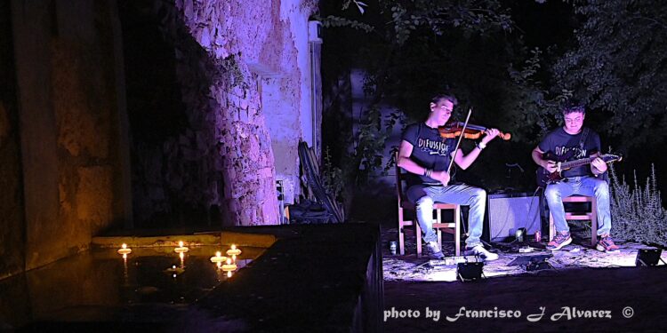 Di-Fussion deslumbra en Checa Ilumina 2025: música, velas y magia en la Sierra de Guadalajara