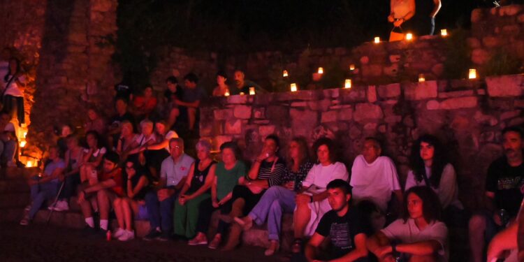 Di-Fussion deslumbra en Checa Ilumina 2025: música, velas y magia en la Sierra de Guadalajara