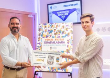 El Ayuntamiento de Guadalajara presenta el cartel oficial de las Ferias y Fiestas 2025, obra de Jaime Prada Muñoz. El diseño destaca la energía, la gente y el pañuelo morado como símbolos de unión y tradición.