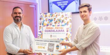 El Ayuntamiento de Guadalajara presenta el cartel oficial de las Ferias y Fiestas 2025, obra de Jaime Prada Muñoz. El diseño destaca la energía, la gente y el pañuelo morado como símbolos de unión y tradición.