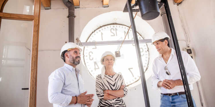El reloj del Ayuntamiento de Guadalajara vuelve a sonar tras restaurar su torre del campanario