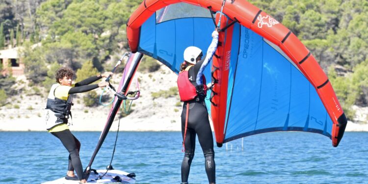 III Regata Solidaria Castilla-La Mancha 2025 en Alocén: Windsurf y Wingfoil con fines benéficos