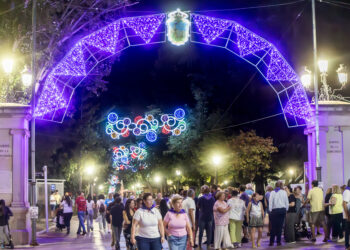 Guadalajara inaugura sus Ferias y Fiestas 2025 con el encendido oficial de luces, reparto de 3.000 pañuelos morados y la apertura de atracciones para todas las edades.