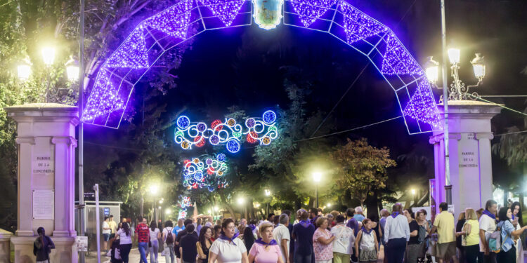 Guadalajara inaugura sus Ferias y Fiestas 2025 con el encendido oficial de luces, reparto de 3.000 pañuelos morados y la apertura de atracciones para todas las edades.